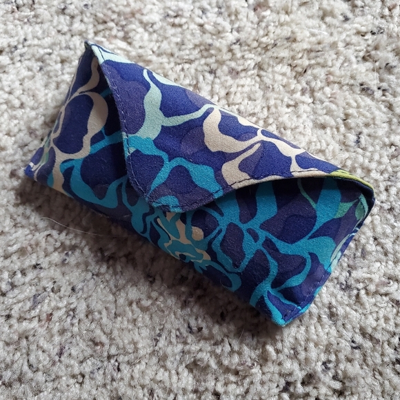 Vera Bradley fabric covered blue floral magnetic closure glasses case - Picture 1 of 8